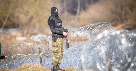 Straż Graniczna raportuje: trwa montaż stalowych słupów na granicy polsko-białoruskiej