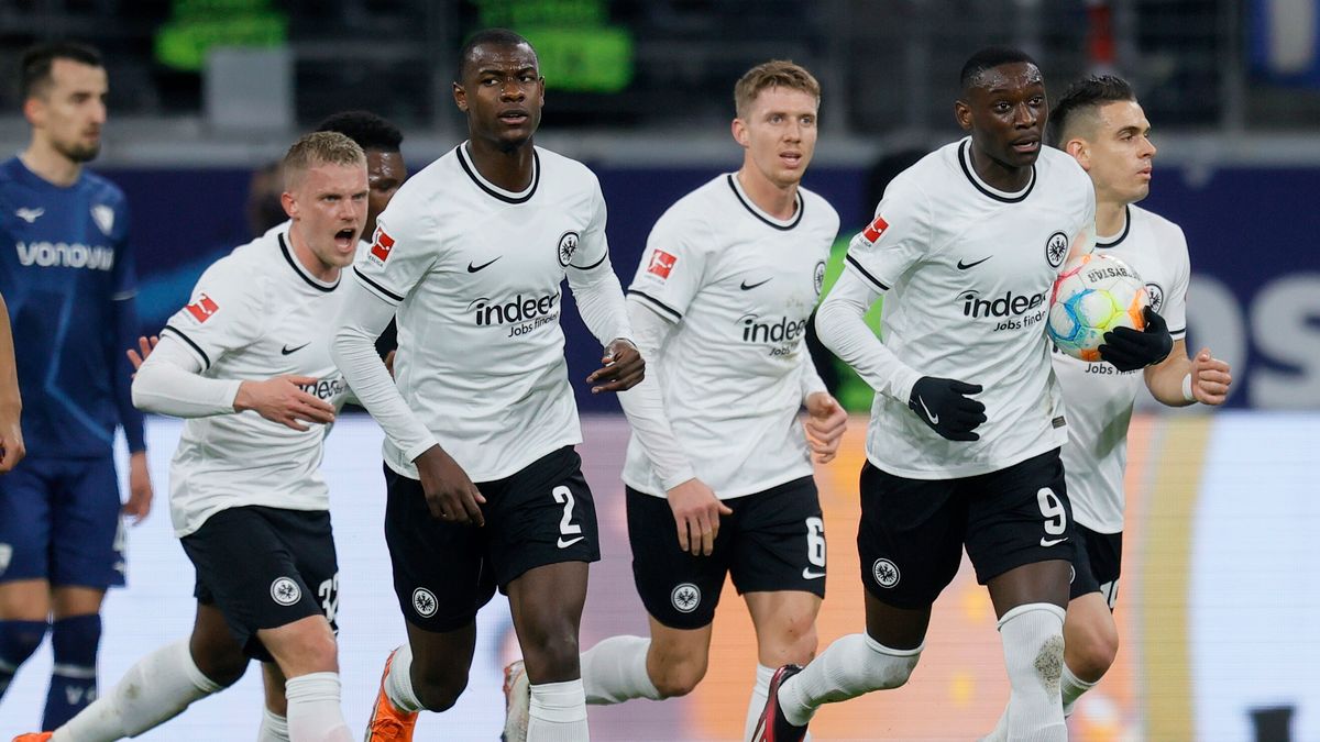 piłkarze Eintrachtu Frankfurt Drugi z prawej (nr 9) Randal Kolo Muani