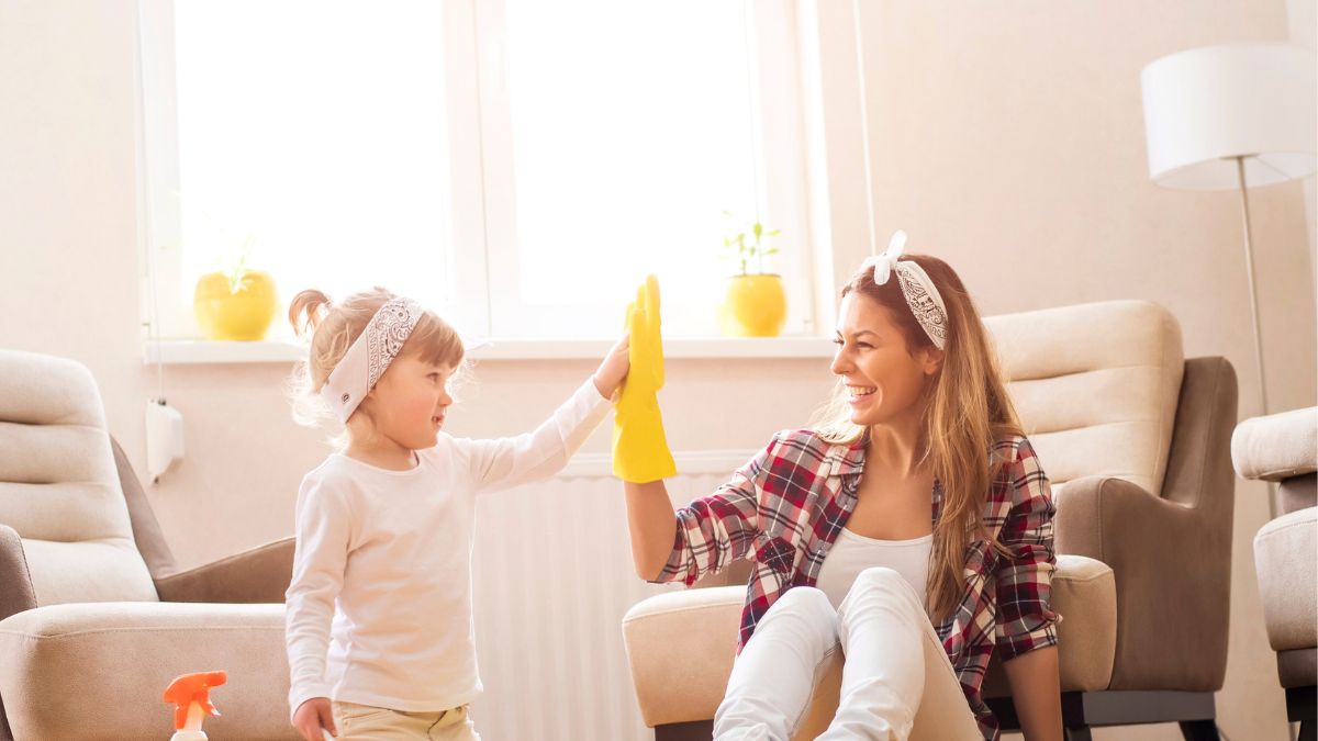 Sprzątanie mamy i córki.