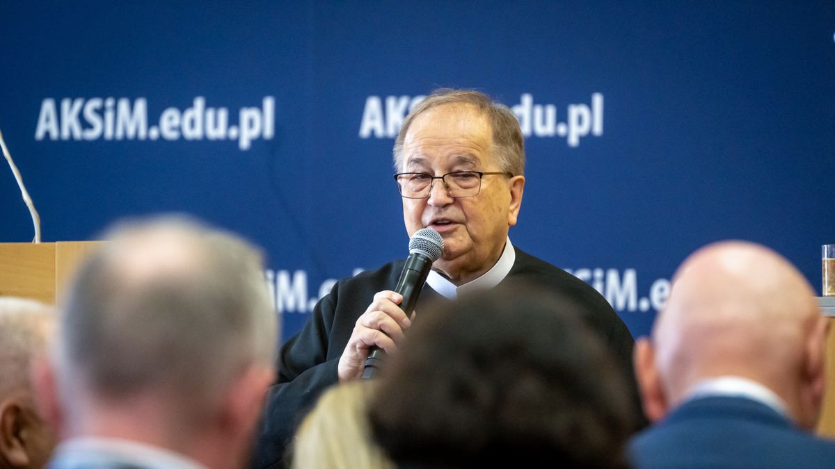 Toruń, 12.10.2022. Założyciel i dyrektor Radia Maryja oraz TV Trwam o. Tadeusz Rydzyk na konferencji "Bezpieczeństwo energetyczne Polski" w siedzibie Akademii Kultury Społecznej i Medialnej w Toruniu, 12 bm. (aldg) PAP/Tytus Żmijewski