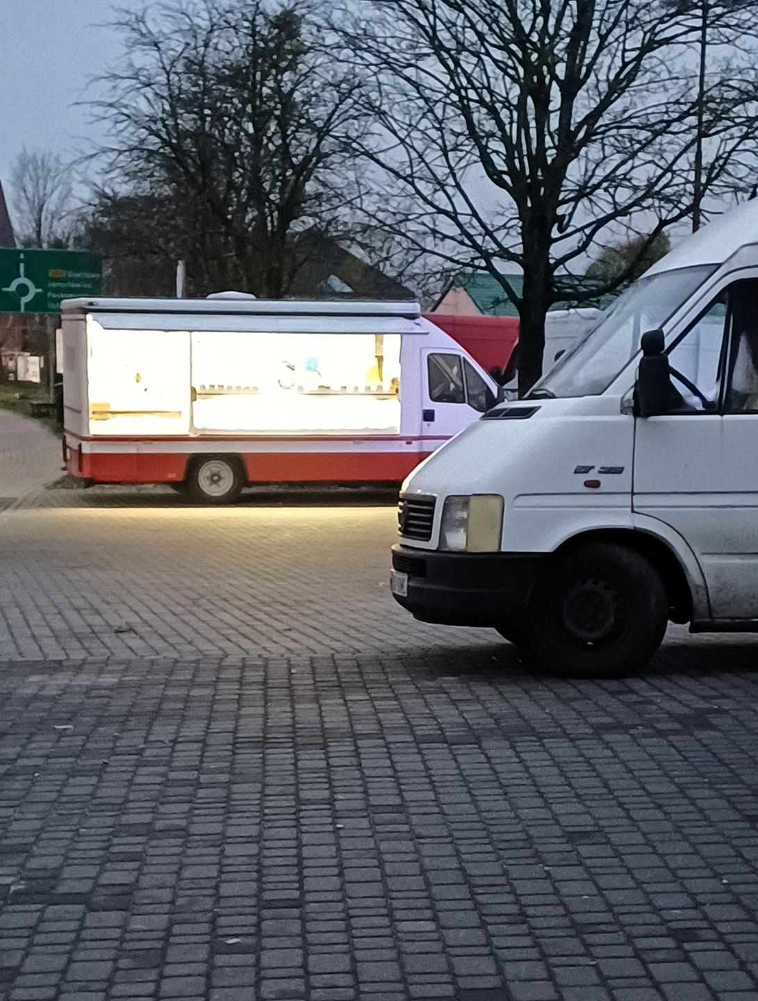 Targowisko rolnicze w Sławnie z wieloma lokalnymi produktami od rolników