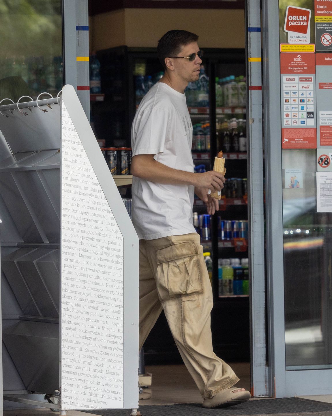 Wojciech Szczęsny tankuje na stacji benzynowej