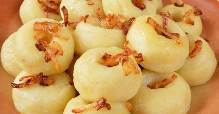 Dodaj do ciasta. Kluski śląskie będą mięciutkie i delikatne, ale się nie rozpadną