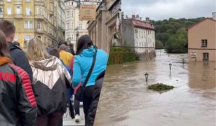 Stali i nagrywali powódź. W kilka chwil musieli się rozejść