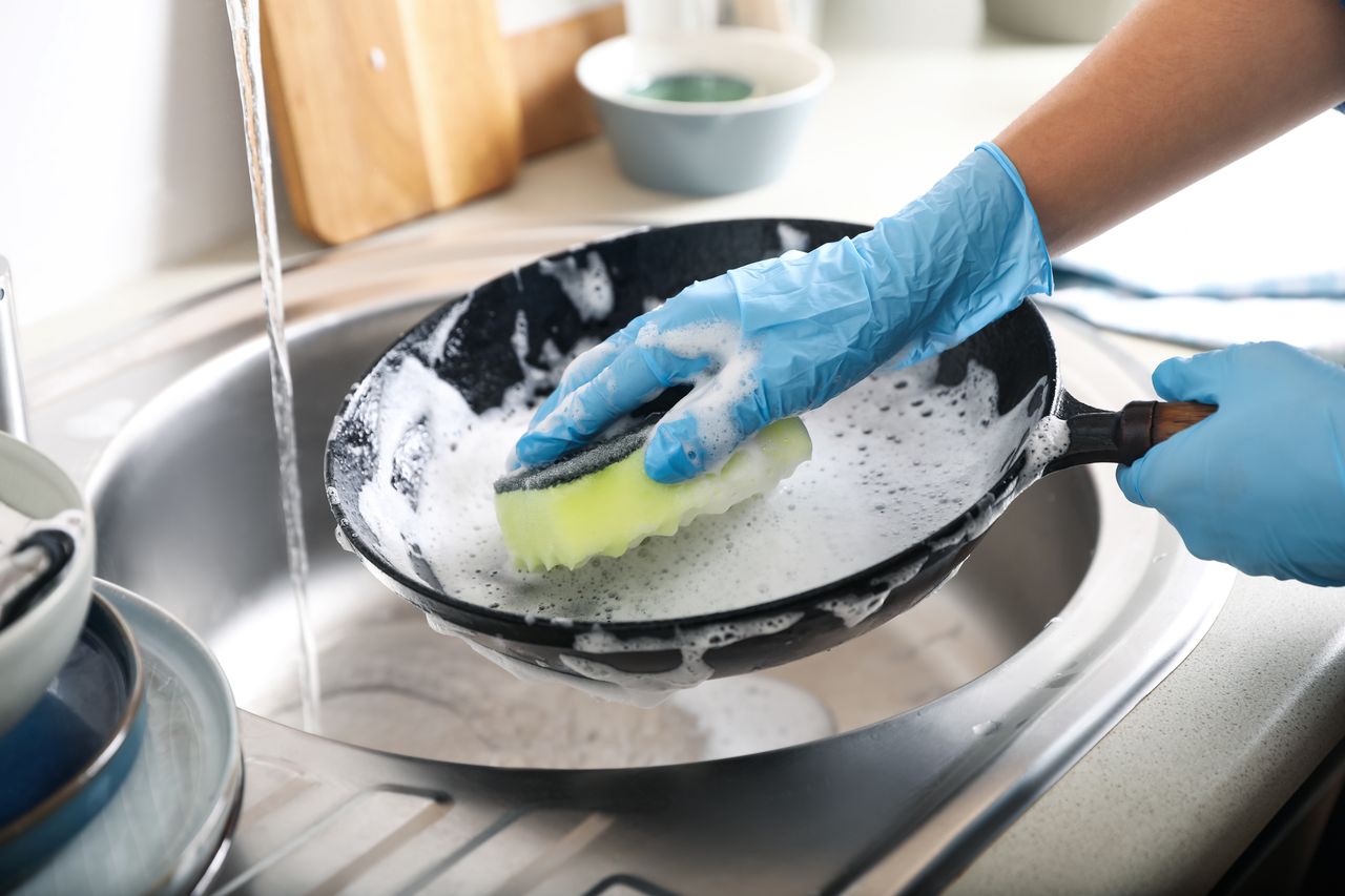 Clean pans fast: Baking soda and vinegar to the rescue