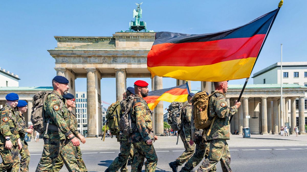 Archiwum zagraniczne East News 2026-07Berlin, 30.07.2026 Ein Gedenkmarsch f?r gefallene Bundeswehrsoldaten f?hrt am Donnerstag durch Berlin. Die Tagesetappe verläuft von Kladow bis zum Reichstagsgebäude. Anschließend findet am Ehrenmal der Bundeswehr am Bendlerblock eine Gedenkveranstaltung statt. *** Berlin, July 30, 2026 A memorial march for fallen Bundeswehr soldiers will pass through Berlin on Thursday. The day s route runs from Kladow to the Reichstag building. A memorial ceremony will then take place at the Bundeswehr Memorial at the Bendlerblock.IMAGO/Stefan Zeitz Photography