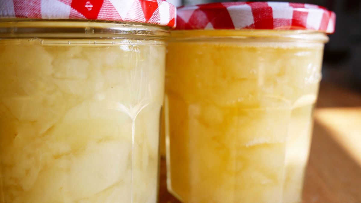 Delicious apple compote in glassesHomemade apple compotemegakunstfoto
