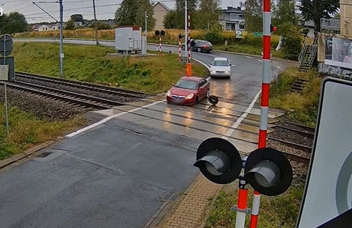 Katowice: Opel utknął na torach. Na pomoc ruszyli policjant po służbie