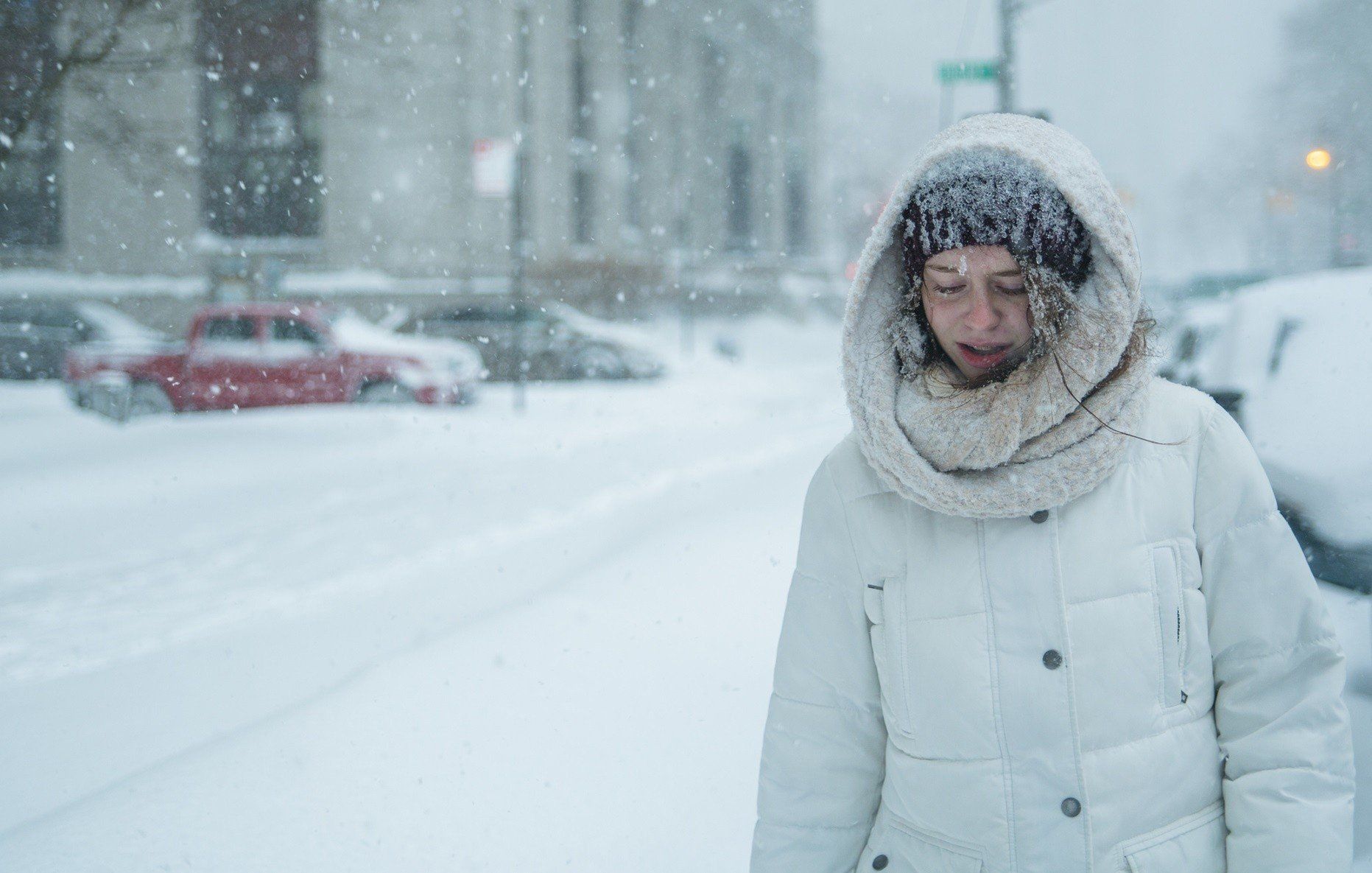 Gdy przemarznięte są kończyny, należy unikać rozgrzewania ich w ciepłej wodzie. Po powrocie do domu trzeba zacząć od chłodnej lub letniej.
