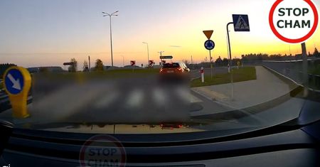 Kolizja na rondzie. Nie przyjął mandatu, a potem zmienił zdanie