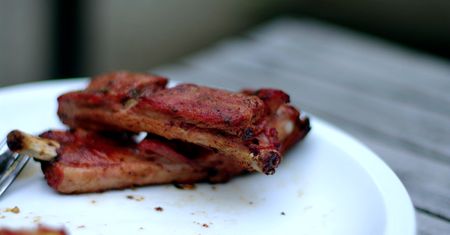 Żeberka wieprzowe bez kości (mięso i tłuszcz) smażone na patelni