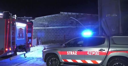 Pod ciężarem śniegu zawalił się dach budynku gospodarczego w miejscowości Krzczonów w woj. świętokrzyskim