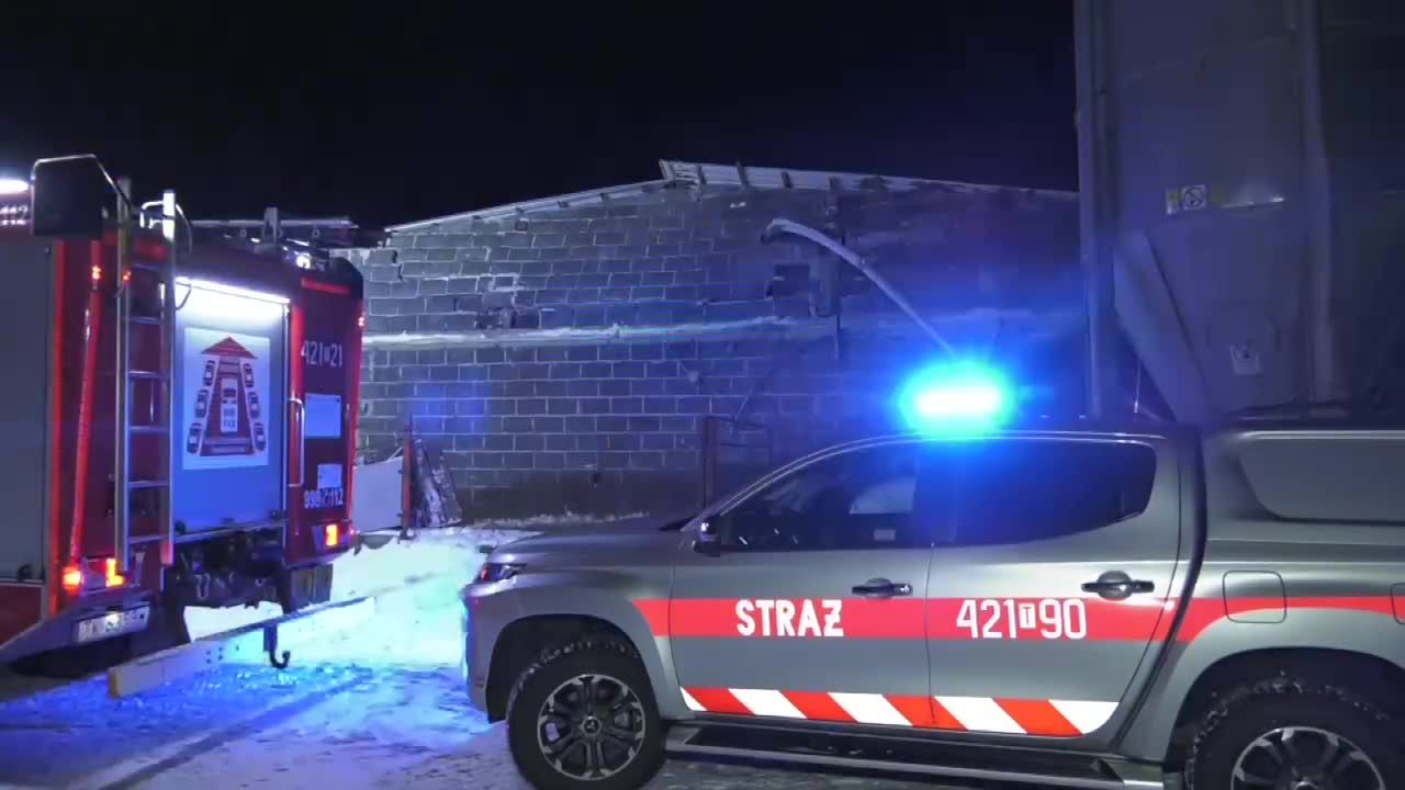 Pod ciężarem śniegu zawalił się dach budynku gospodarczego w miejscowości Krzczonów w woj. świętokrzyskim