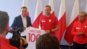 Andrzej Duda spotkał się z reprezentacją Polski. Kamil Glik wręczył mu prezent