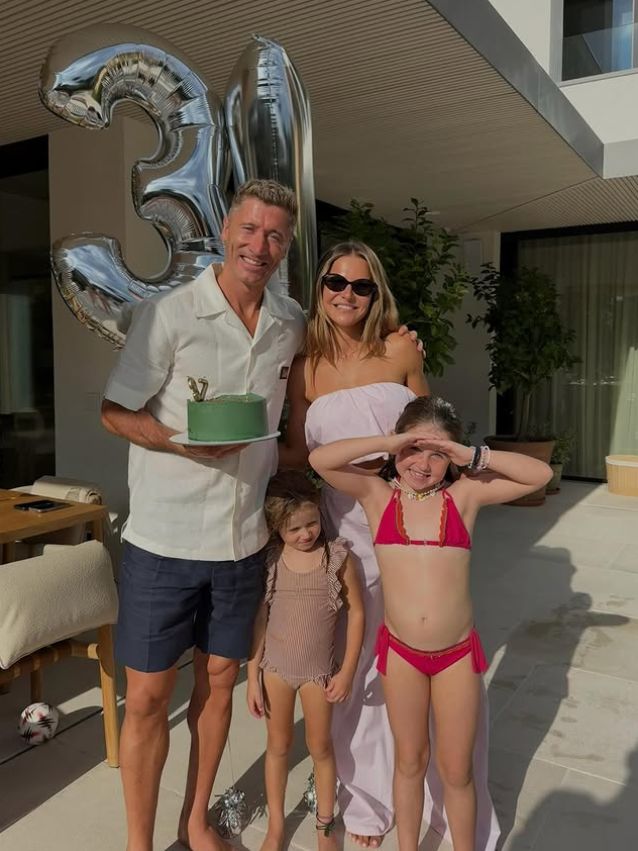 Anna i Robert Lewandowscy z córkami