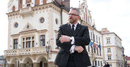 Szczepienia w Rzeszowie. Braun domaga się dymisji ważnych urzędników