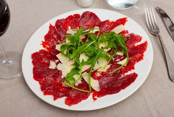 Większość osób omija ten kawałek wołowiny. Włosi kroją go w cienkie plastry i jedzą na surowo