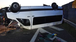 Dachowanie busa pasażerskiego na trasie S8. Kierowca prawdopodobnie zasnął