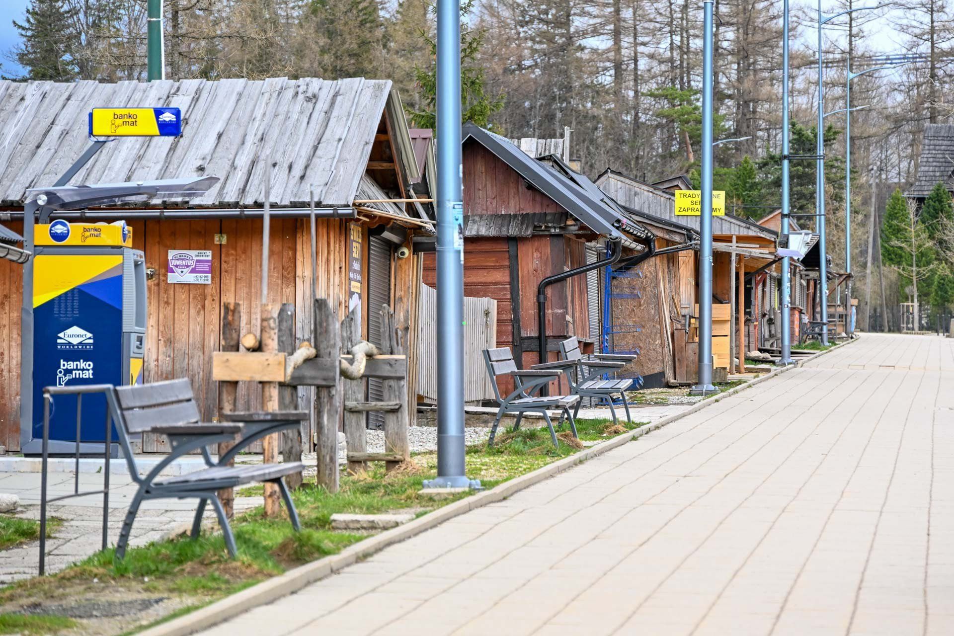 Stragany z pamiątkami w rejonie Wielkiej Krokwi w Zakopanem.
