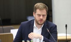 Afera mailowa. Cieszyński nie odpowiedział na pytania, teraz przeprasza