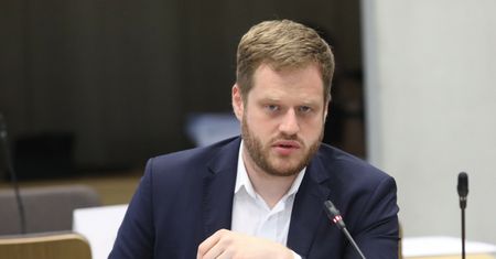 Afera mailowa. Cieszyński nie odpowiedział na pytania, teraz przeprasza