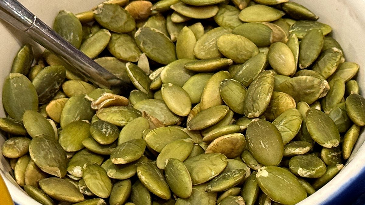 Codzienna garść pestek dyni to prosty sposób na uzupełnienie diety cynkiem, magnezem, witaminą E oraz zdrowymi tłuszczami.