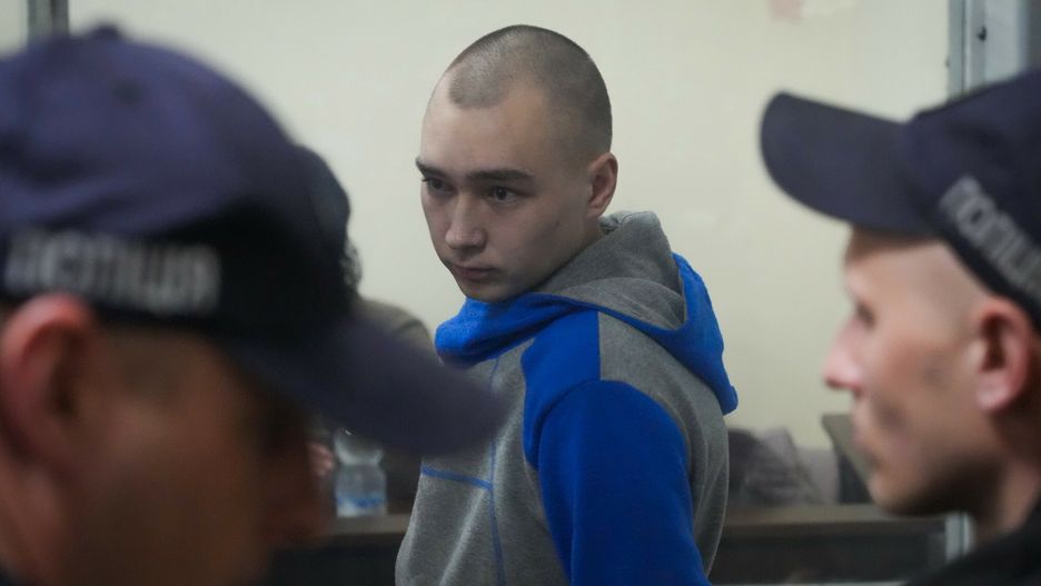 Proces rosyjskiego ?o?nierza w KijowieRussian army Sergeant Vadim Shishimarin, 21, is seen behind a glass during a court hearing in Kyiv, Ukraine, Wednesday, May 18, 2022. The Russian soldier has gone on trial in Ukraine for the killing of an unarmed civilian. The case that opened in Kyiv marked the first time a member of the Russian military has been prosecuted for a war crime since Russia invaded Ukraine 11 weeks ago. (AP Photo/Efrem Lukatsky)AP