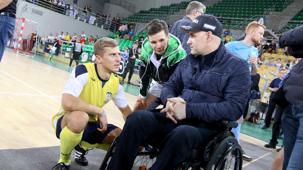 Zdjęcie okładkowe artykułu: Newspix / Łukasz Trzeszczkowski / Tomasz Gollob na wózku. Obok Patryk Dudek i Grzegorz Zengota.