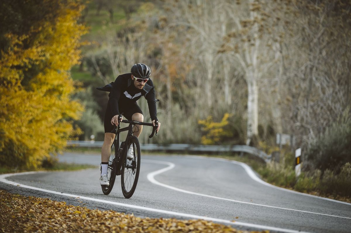 Strój na rower – przewodnik po męskiej odzieży rowerowej