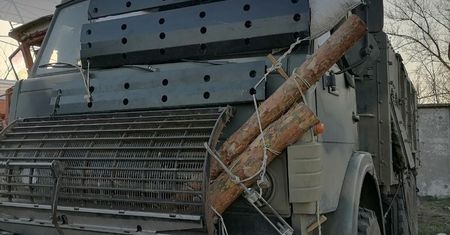 Desperacja Rosjan. Ten Kamaz to wręcz dzieło sztuki improwizacji polowej