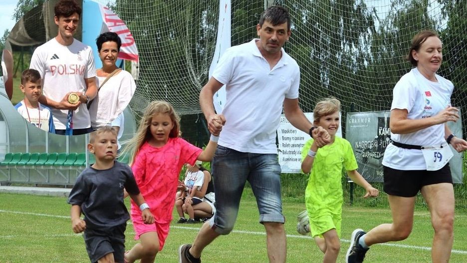 W Porębie Wielkiej odbyła się czwarta edycja &#34;Biegaj z gminą Oświęcim&#34;. Gościem specjalnym był mistrz olimpijski z Tokio Dawid Tomala.