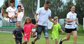 Pomaganie przez bieganie. IV edycja „Biegaj z gminą Oświęcim” dla Natalki Wolak pod okiem mistrza olimpijskiego. Biegały całe rodziny