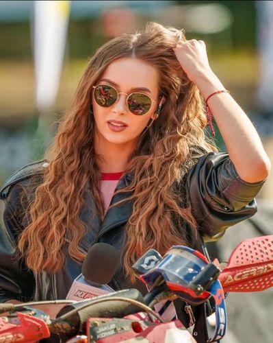 Przygodę z mikrofonem przy sportach motorowych rozpoczynała od motocrossu. Fot. Instagram ola_klepaczka