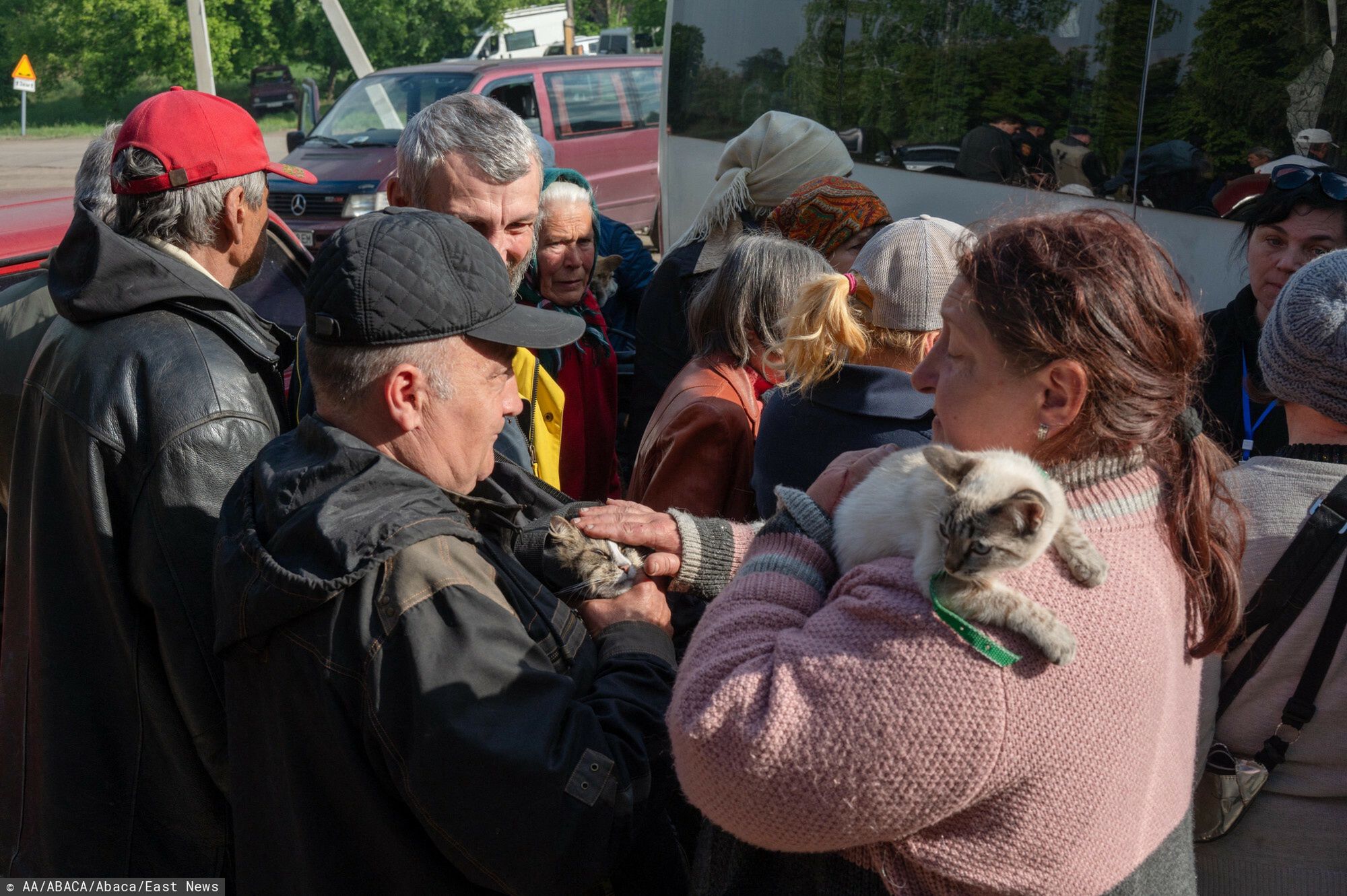 Wolontariusze, policjanci i żołnierze  ewakuują cywili z Wołczańska. Każda ewakuacja to cierpienie ludzi i ich ukochanych zwierząt