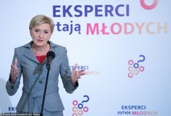 Agata Duda w szarej garsonce. Klasycznie i elegancko