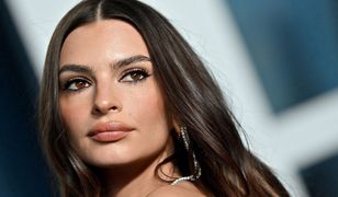 Jej biust przykrywał tylko kwiat. Emily Ratajkowski zrobiła furorę na Paris Fashion Week