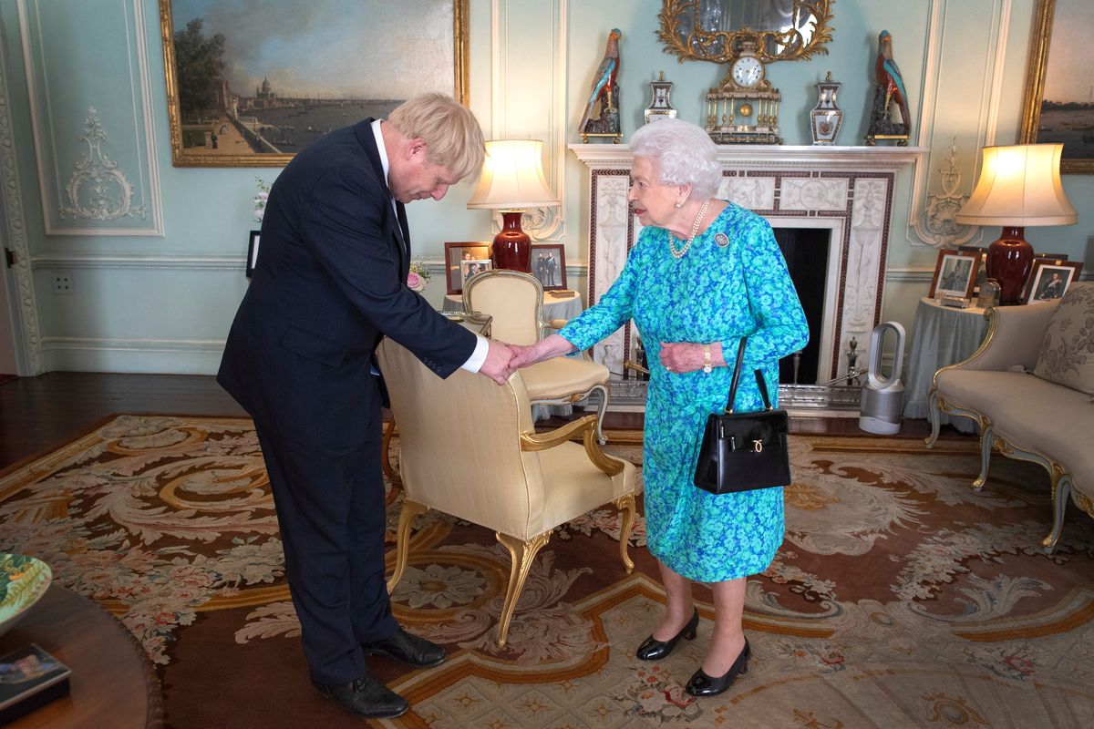 Królowa Elżbieta II powitała Borisa Johnsona. Uwagę zwróciło coś innego