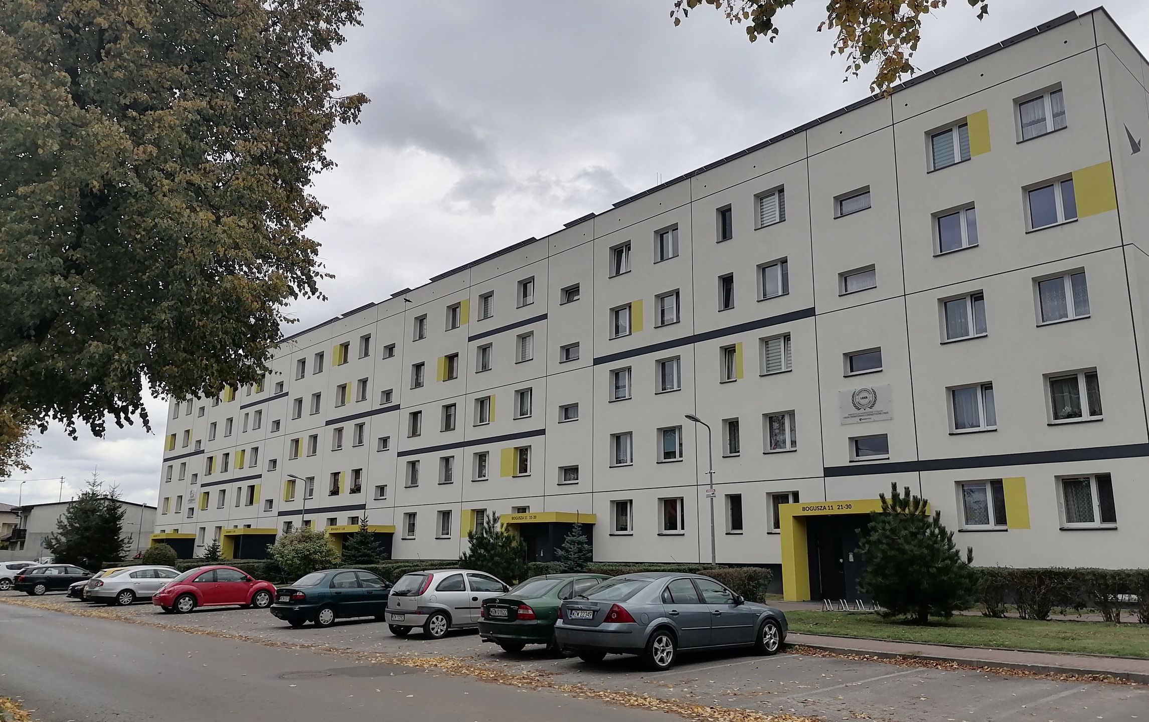 Blok przy ul. Bogusza 9 w Zwoleniu po "darmomodernizacji"