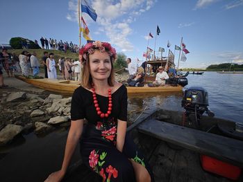 Sandomierskie Wianki Flisackie 2025: Chrzest drewnianych łodzi i parada Napędzanych Wisłą rozpoczęły imprezę nad rzeką