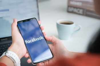 Zakaz Facebooka dla nastolatków we Francji. KE zabrała głos