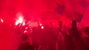 Piłkarze Barcelony mieli gorące powitanie. Kibice na nich czekali [WIDEO]