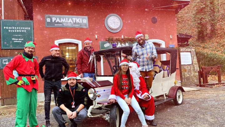 Złoty Stok. Takie sympatyczne grono świętych czeka na uczestników mikołajkowej gry w Kopalni Złota (Facebook.com)