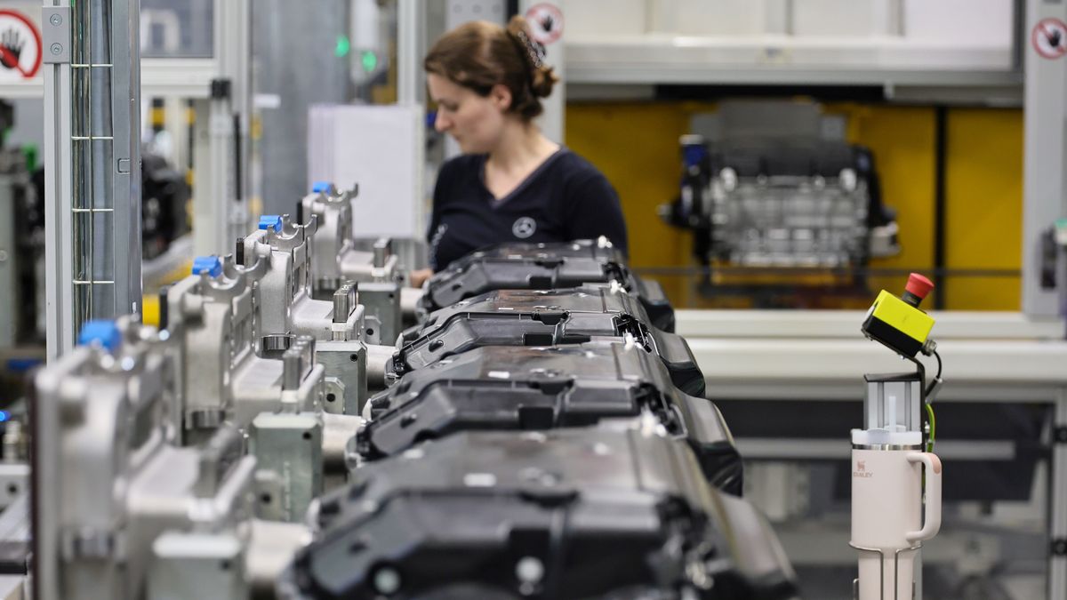 A part of the production process for the drive unit of CLA Mercedes electric cars at a factory in Untertuerkheim, Stuttgart, Germany, 30 June 2025. EPA/RONALD WITTEK Dostawca: PAP/EPA.