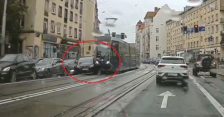 Taksówka zderzyła się z tramwajem. To był tylko początek