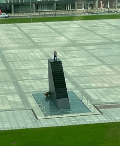 Wszedł na pomnik smoleński. Jest decyzja prokuratury