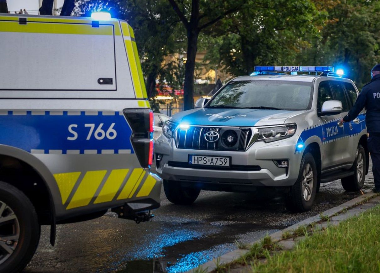 Zaatakował policjantów. Musieli otworzyć ogień. Są zarzuty