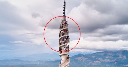 Turyści tłoczą się na wąskich schodach. Tylko dla osób o mocnych nerwach
