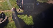 Taczanów Drugi: Opel uderzył w tył ciągniętego przez traktor opryskiwacza. Służby interweniowały