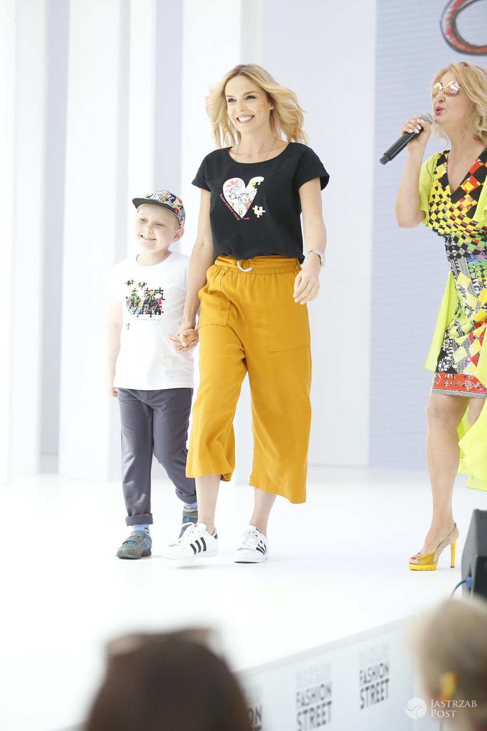 Agnieszka Włodarczyk w blondzie na Warsaw Fashion Street