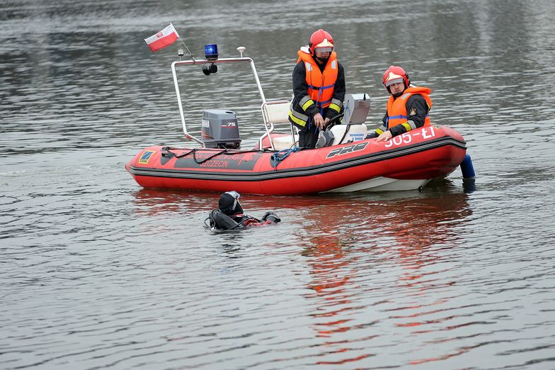 Wypadek samochodu. Wpadł do Odry